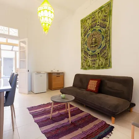 Bzb50- Seafront Townhouse - Pretty Bay Holiday home